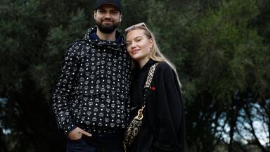Die Geschwister Jimi Blue Ochsenknecht und Cheyenne Ochsenknecht stehen 2021 im Garten eines Hauses auf Mallorca.