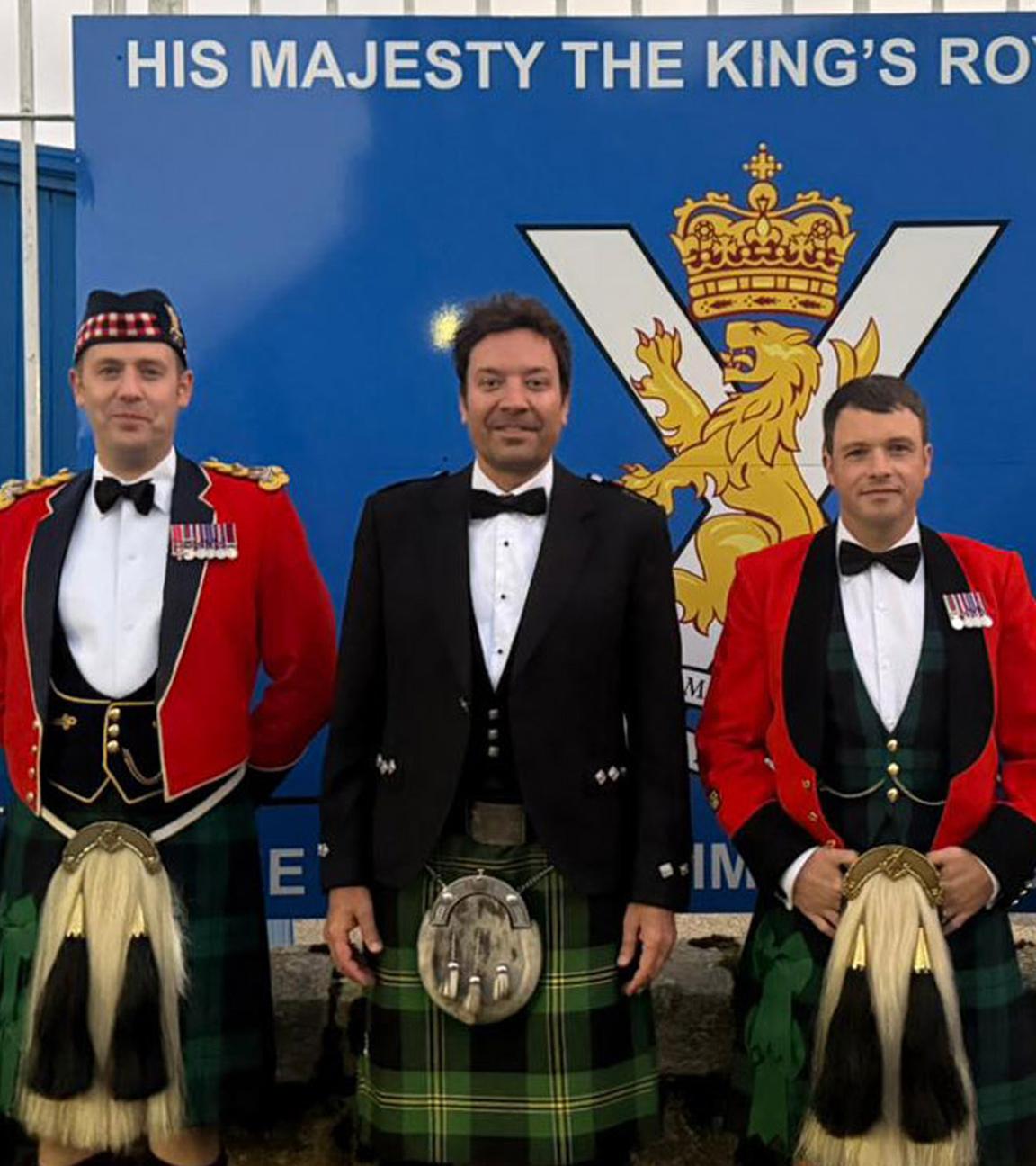 US-Moderator Jimmy Fallon (M) zusammen mit Soldaten von 5 Scots (5. Bataillon des Royal Regiment of Scotland) während seines Besuchs in den Victoria Barracks.
