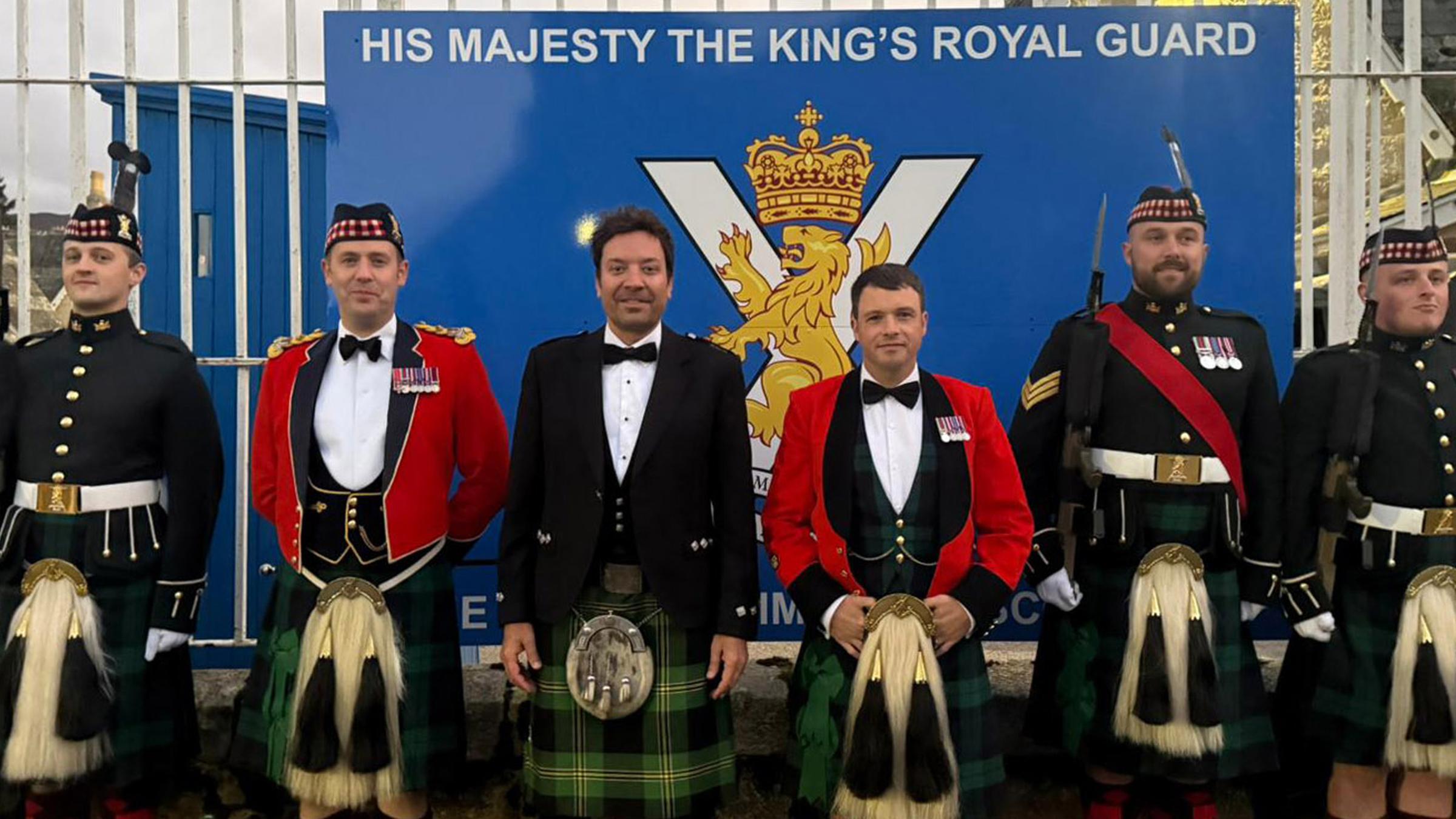 US-Moderator Jimmy Fallon (M) zusammen mit Soldaten von 5 Scots (5. Bataillon des Royal Regiment of Scotland) während seines Besuchs in den Victoria Barracks.
