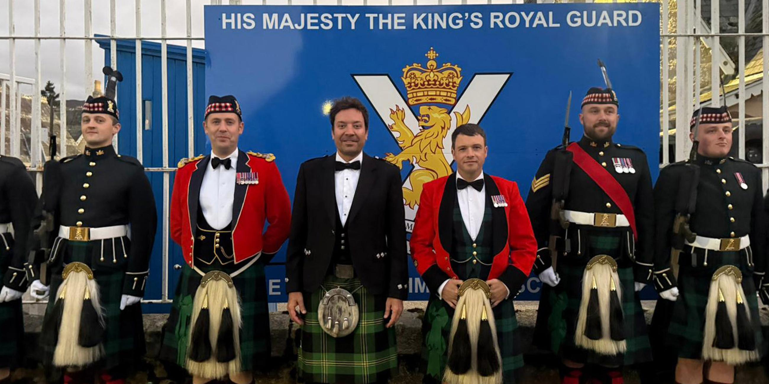 US-Moderator Jimmy Fallon (M) zusammen mit Soldaten von 5 Scots (5. Bataillon des Royal Regiment of Scotland) während seines Besuchs in den Victoria Barracks.