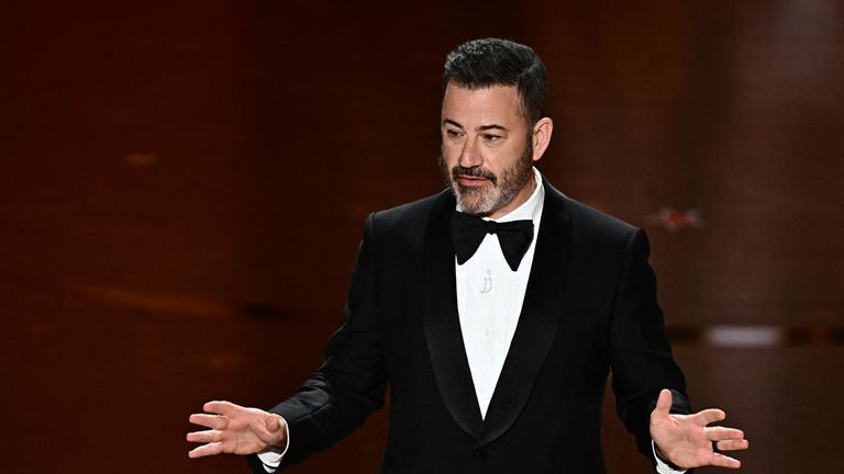 Archiv: Fernsehmoderator Jimmy Kimmel spricht während der 96. Oscarverleihung am 10. 3. 2024 im Dolby Theatre in Hollywood, Kalifornien, auf der Bühne. 