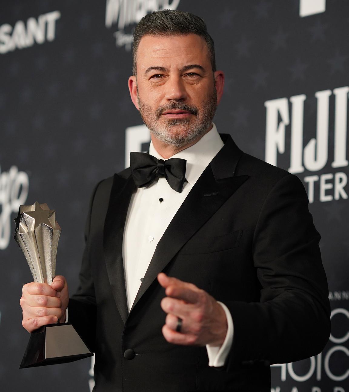 Jimmy Kimmel, Gewinner des Preises für die beste Talkshow für „Jimmy Kimmel Live!“, posiert im Presseraum während der 31. jährlichen Critics Choice Awards am 04.01.2026, im Barker Hanger in Santa Monica, Kalifornien. 