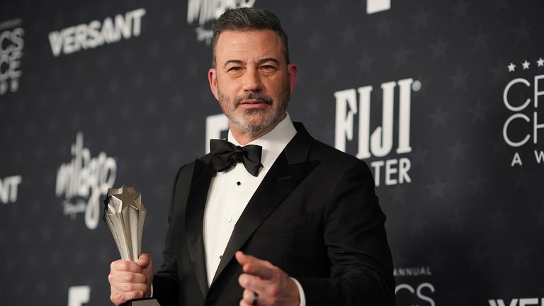 Jimmy Kimmel, Gewinner des Preises für die beste Talkshow für „Jimmy Kimmel Live!“, posiert im Presseraum während der 31. jährlichen Critics Choice Awards am 04.01.2026, im Barker Hanger in Santa Monica, Kalifornien. 