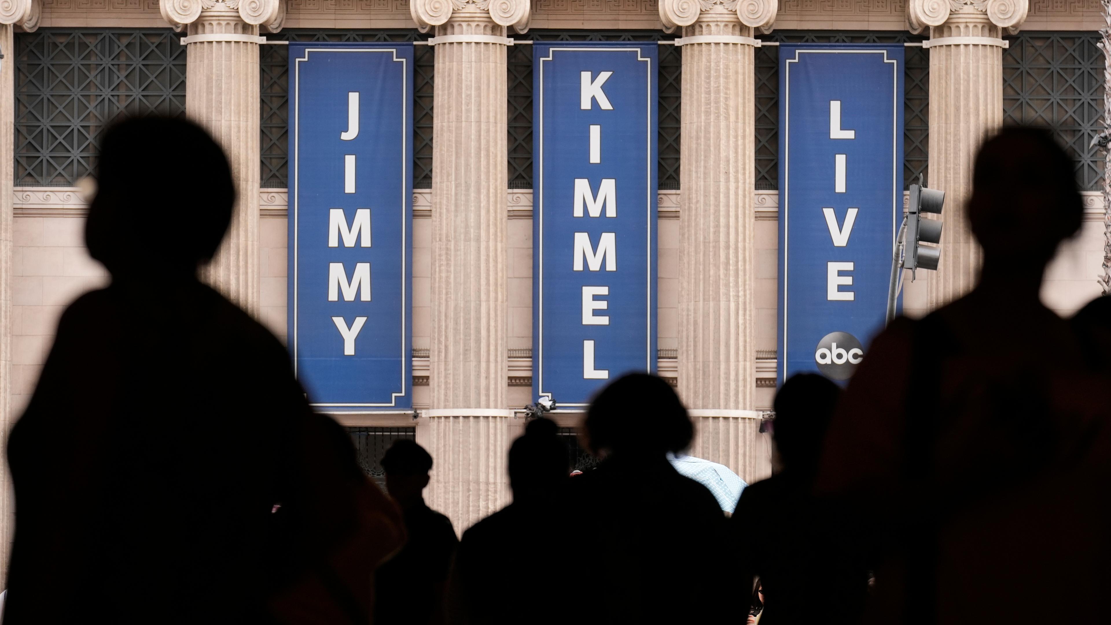 Blaue Banner an einem Gebäude die für die late night show "Jimmy Kimmel Live" werben.
