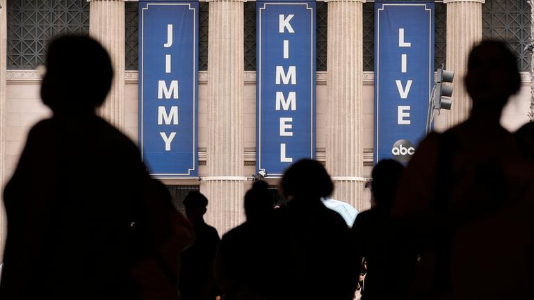 Blaue Banner an einem Gebäude die für die late night show "Jimmy Kimmel Live" werben.