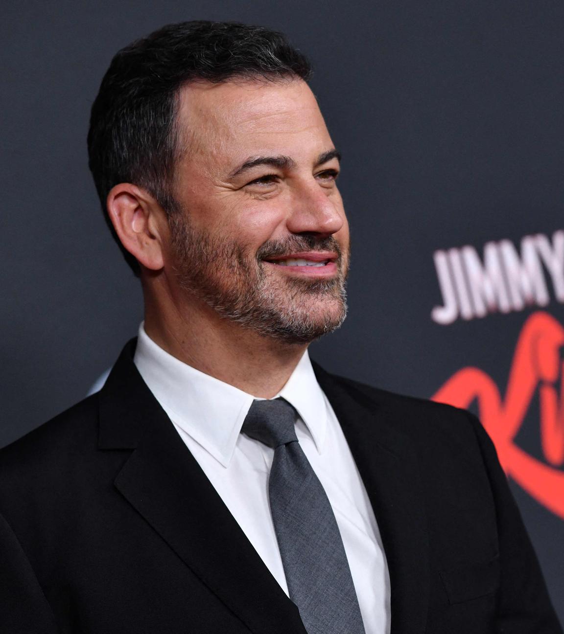 Der Late-Night-Show-Host Jimmy Kimmel steht auf dem Roten Teppich und lächelt.