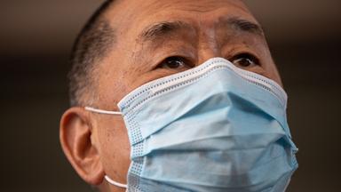 Jimmy Lai trägt eine medizinische Maske