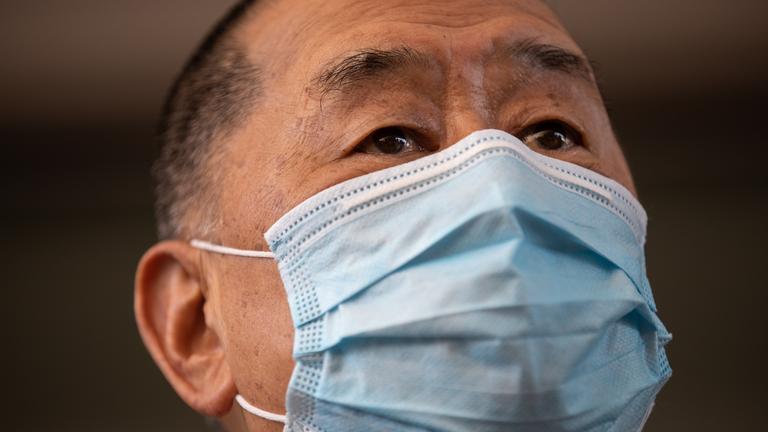 Jimmy Lai trägt eine medizinische Maske