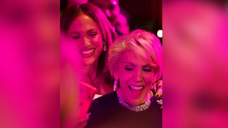 Screenshot von JLo mit ihrer Mutter, die in Las Vegas ihren 80. Geburtstag feierte.