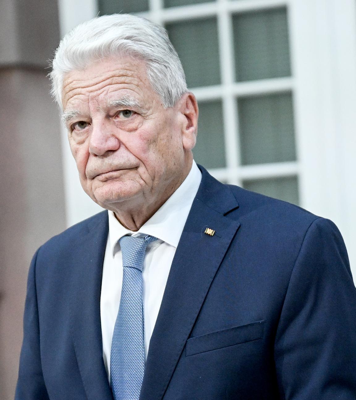 04.11.2025, Berlin: Joachim Gauck, Bundespräsident a. D., freut sich über den Preis für Verdienste um die deutsche und europäische Verständigung der Deutschen Gesellschaft e. V..
