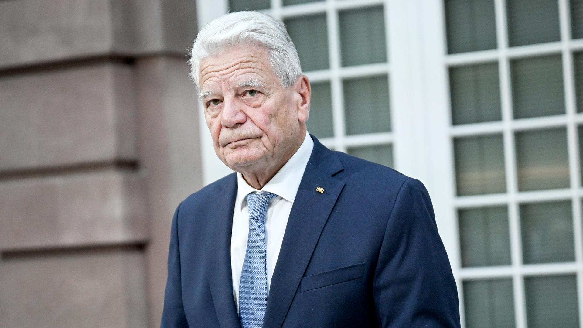 04.11.2025, Berlin: Joachim Gauck, Bundespräsident a. D., freut sich über den Preis für Verdienste um die deutsche und europäische Verständigung der Deutschen Gesellschaft e. V..