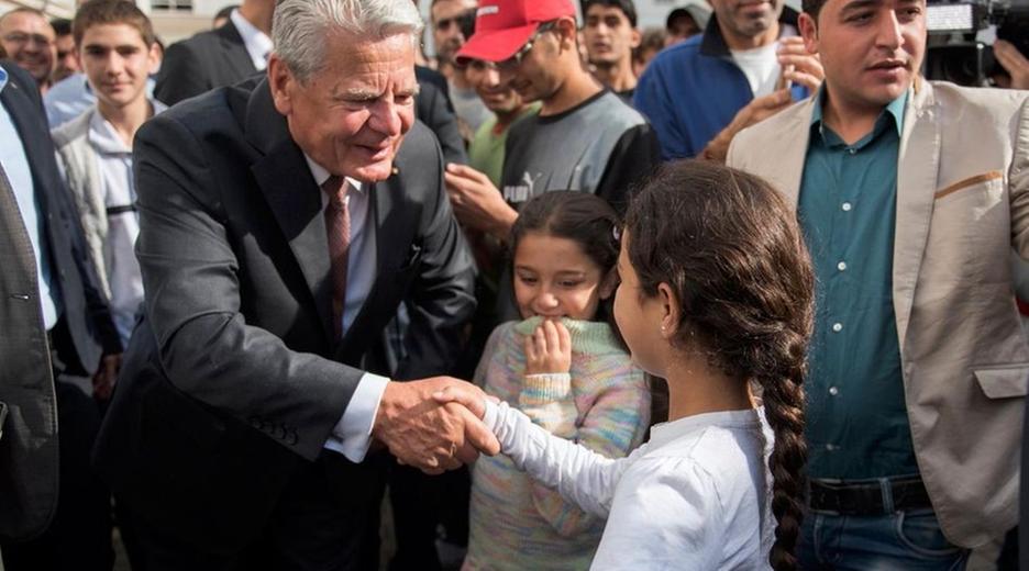 Joachim Gauck im Flüchtlingsheim in Berlin-Wilmersdorf