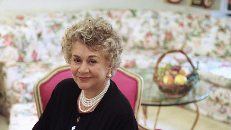  Die Schauspielerin Joan Plowright posiert für ein Porträt in einem New Yorker Hotel. 
