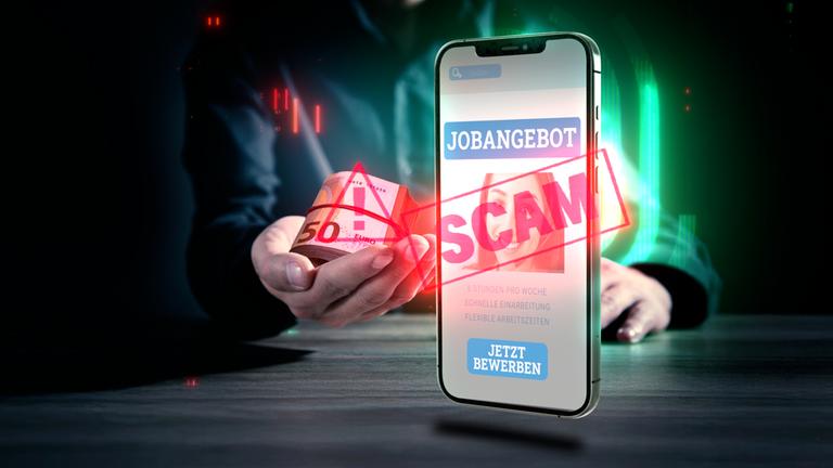 Handy mit Jobangebot, welches mit Button "Scam" versehen ist. Im Hintergrund "Spur"-Logo sowie eine Hand mit einem Bündel Geldscheine. 
