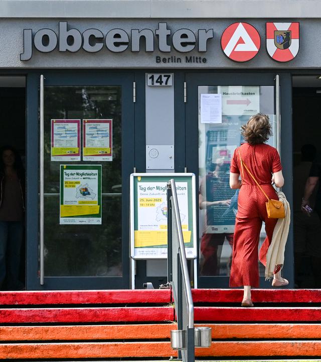 Eingang zum Jobcenter in Berlin