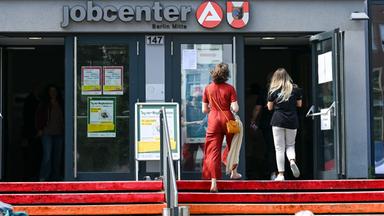 Symbolbild:  Der Eingang zum Jobcenter Berlin-Mitte.