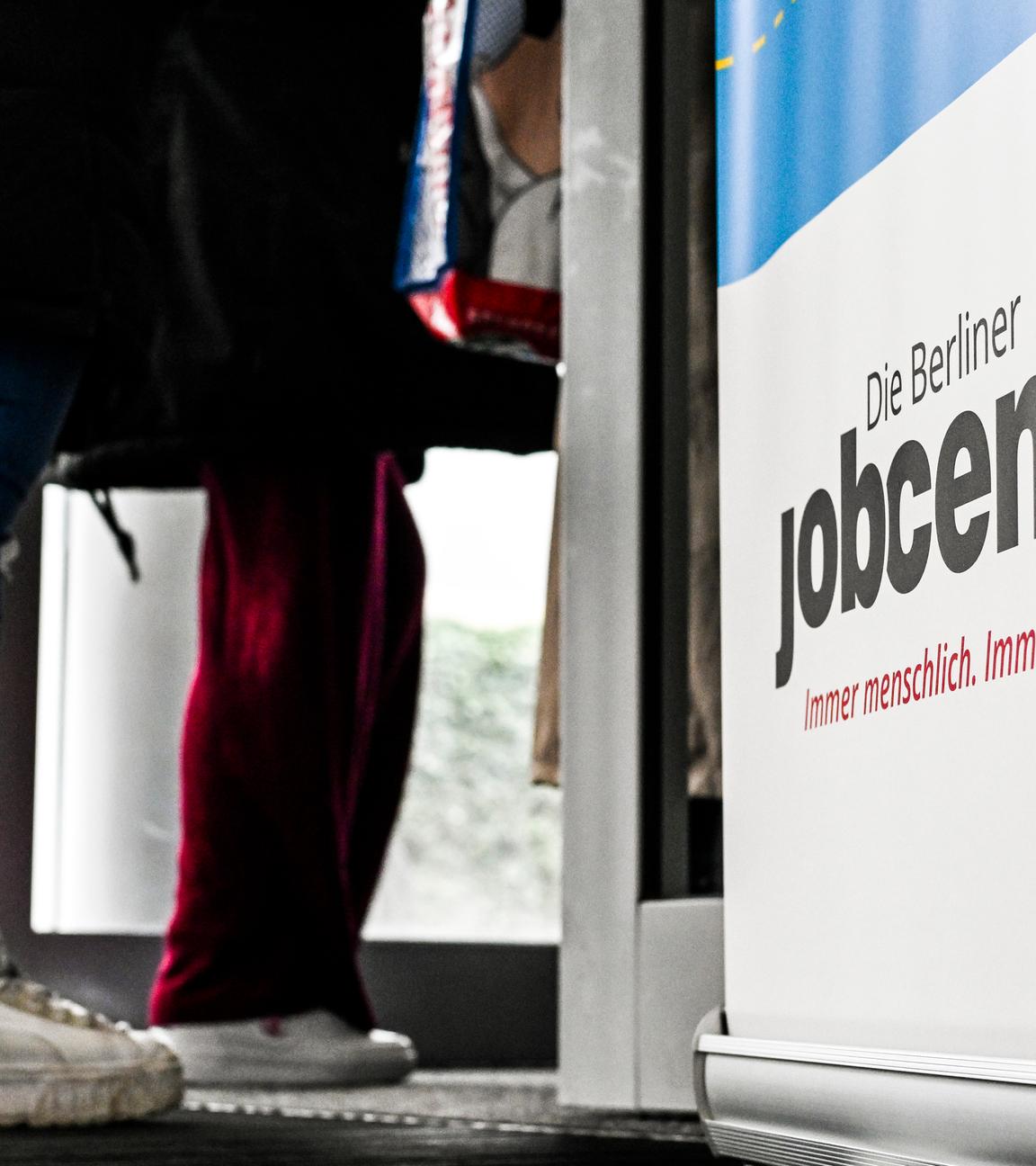 Symbolbild: Wartende Menschen vor Jobcenter