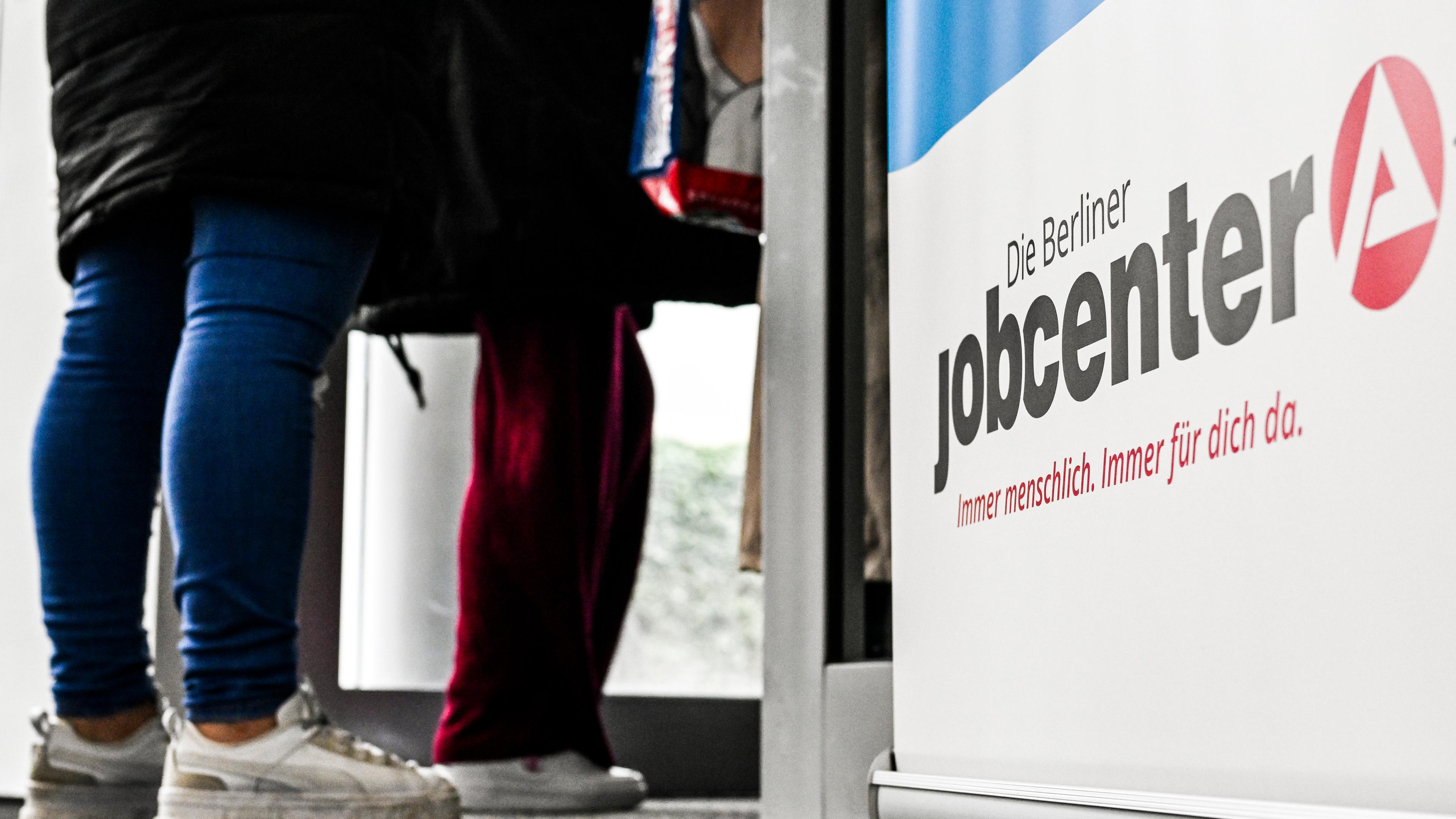Symbolbild: Wartende Menschen vor Jobcenter