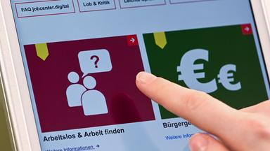 Auf einem Display im Jobcenter Lichtenberg werden Onlineangebote (Arbeitslos) und (Arbeit finden) angezeigt-