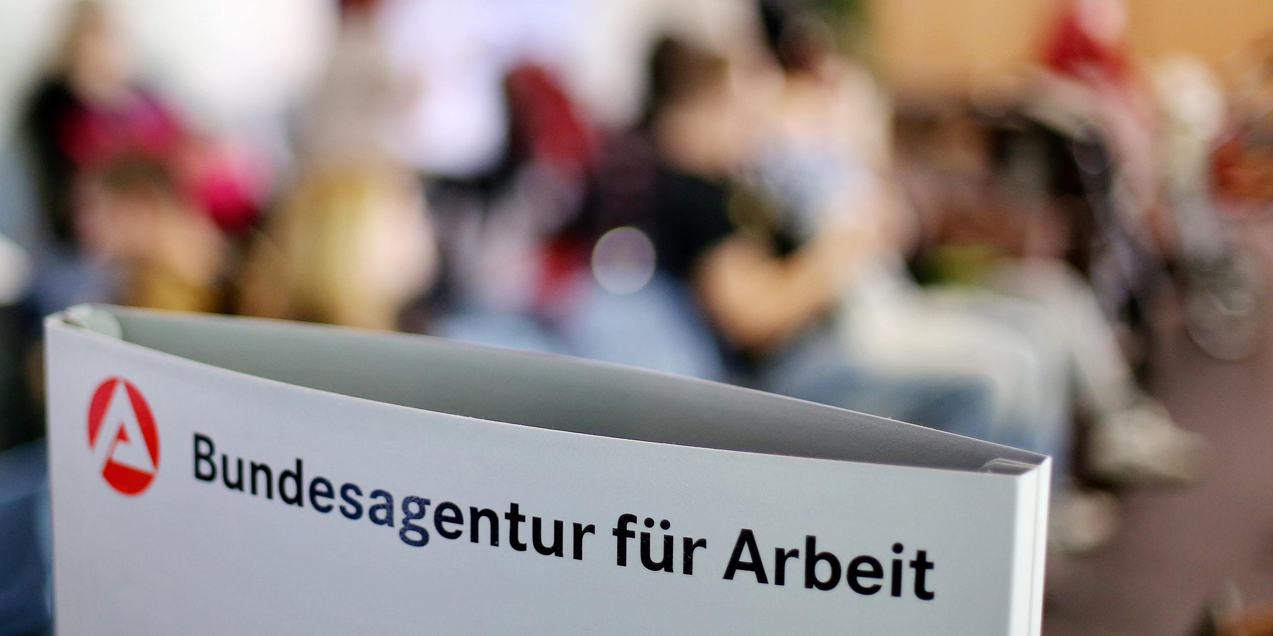 Wartende sitzen im Jobcenter in Leipzig, Archivbild