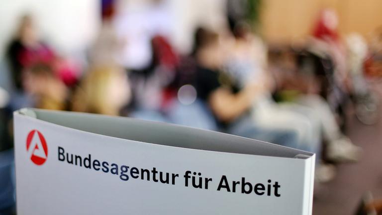 Wartende sitzen im Jobcenter in Leipzig, Archivbild