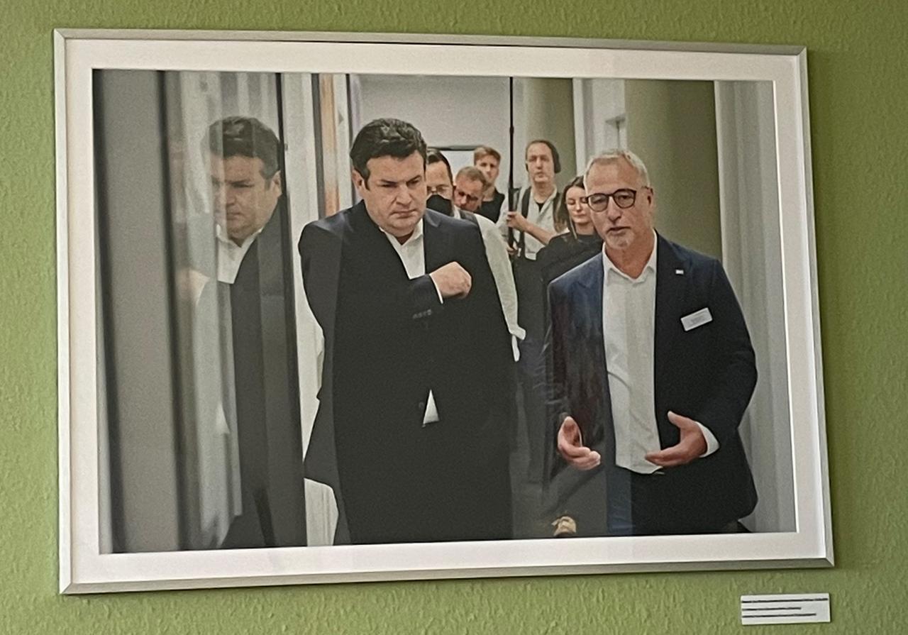 Ein Bild von Hubertus Heil hängt im Jobcenter Lichtenberg. Es zeigt seinen dortigen Besuch im September 2022.