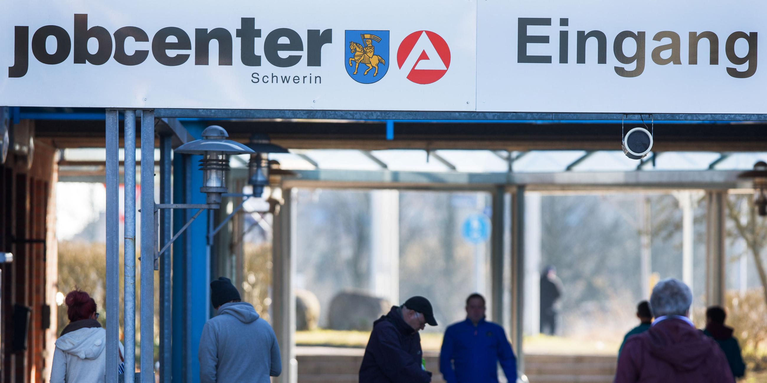 Das Hinweisschild "Jobcenter Schwerin"