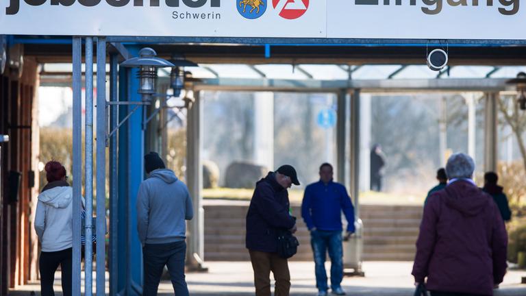 Das Hinweisschild "Jobcenter Schwerin"