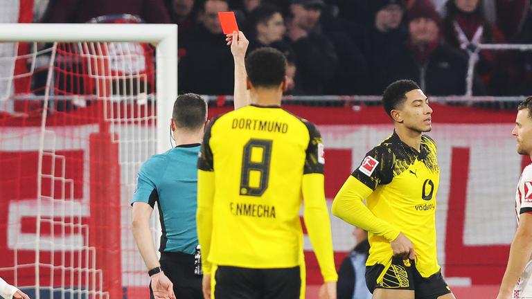Dortmunds Mittelfeldspieler Jobe Bellingham sieht in der Partie gegen den SC Freiburg nach einer Notrbremse gegen Philipp Treu die rote Karte und fliegt vom Platz