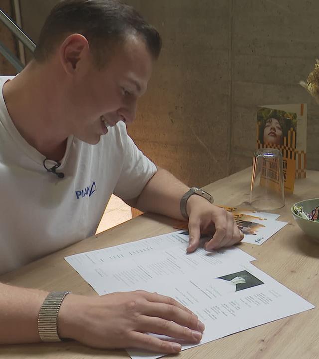 Ein Ausbildungsmanager von Joblinge unterstützt einen 20-Jährigen Berufseinsteiger bei der Jobsuche