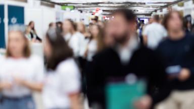 Abstrakte unscharfe Menschen in der Ausstellungshalle der Expo Event Trade Show