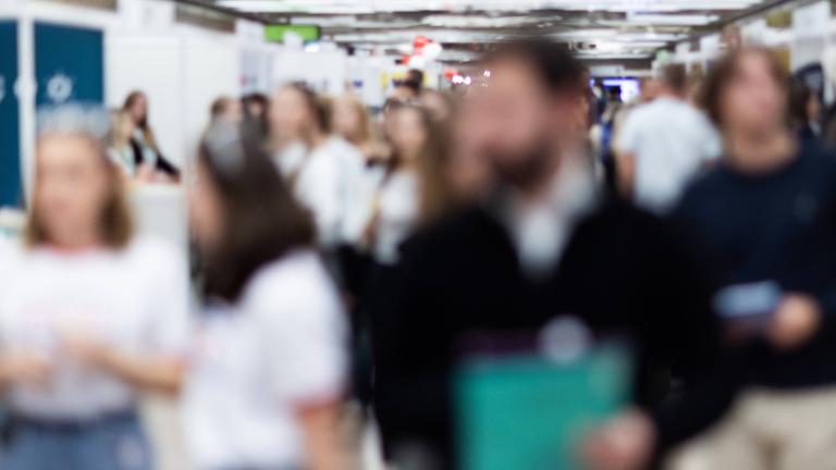 Abstrakte unscharfe Menschen in der Ausstellungshalle der Expo Event Trade Show