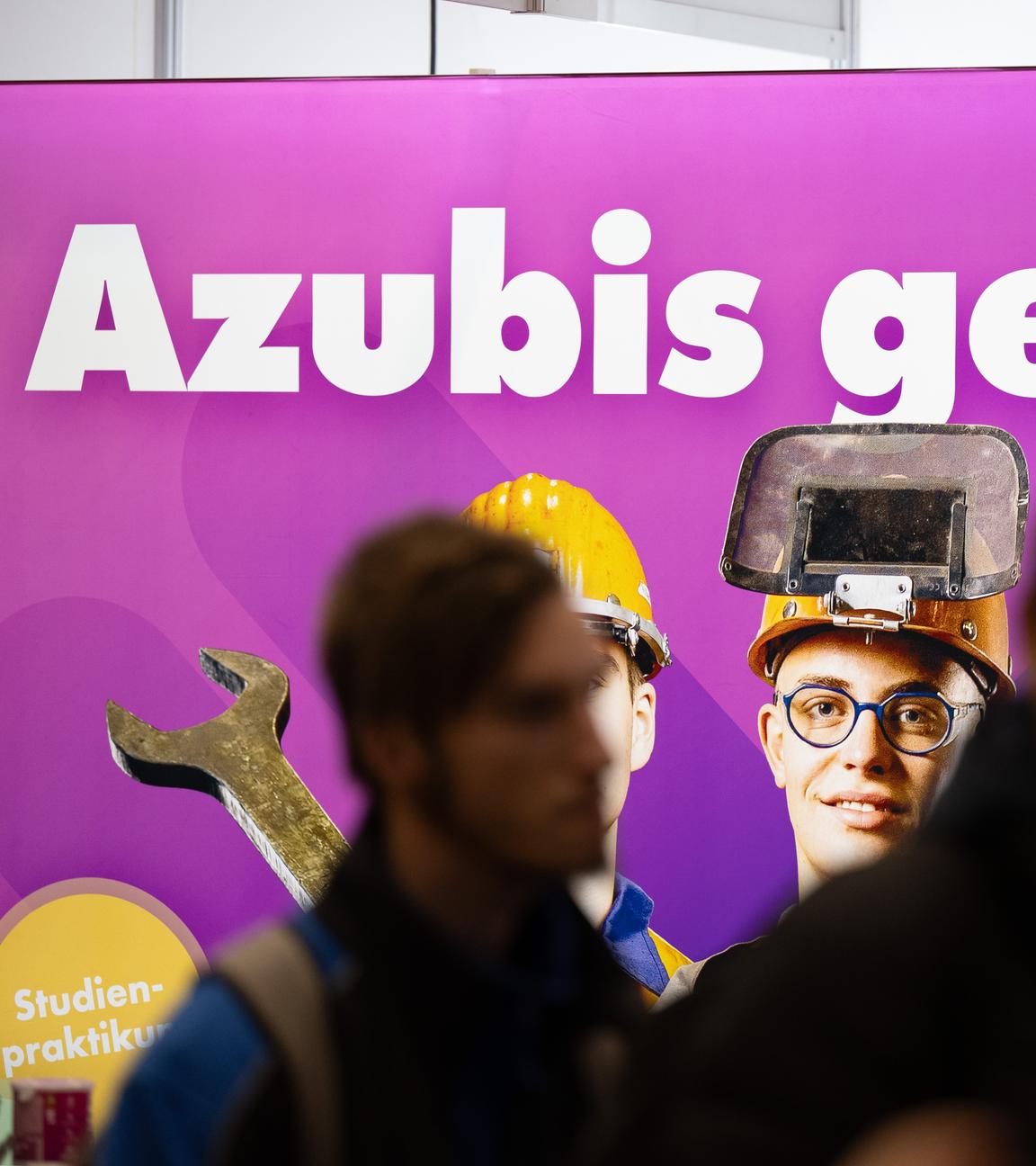 19.01.2024, Sachsen, Dresden: Besucher stehen auf der Jobmesse «KarriereStart» vor dem Schriftzug «Azubis gesucht».