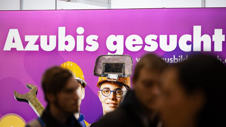 19.01.2024, Sachsen, Dresden: Besucher stehen auf der Jobmesse «KarriereStart» vor dem Schriftzug «Azubis gesucht».