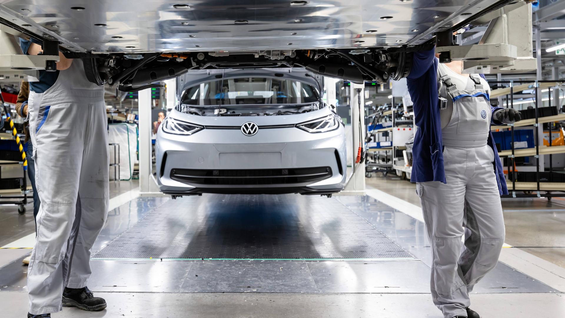 Symbolbild: Arbeiter in einer Montagehalle bei der Produktion von E-Auto VW ID.3 in Zwickau