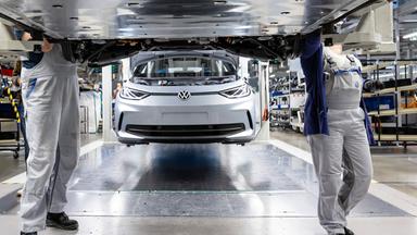Symbolbild: Arbeiter in einer Montagehalle bei der Produktion von E-Auto VW ID.3 in Zwickau