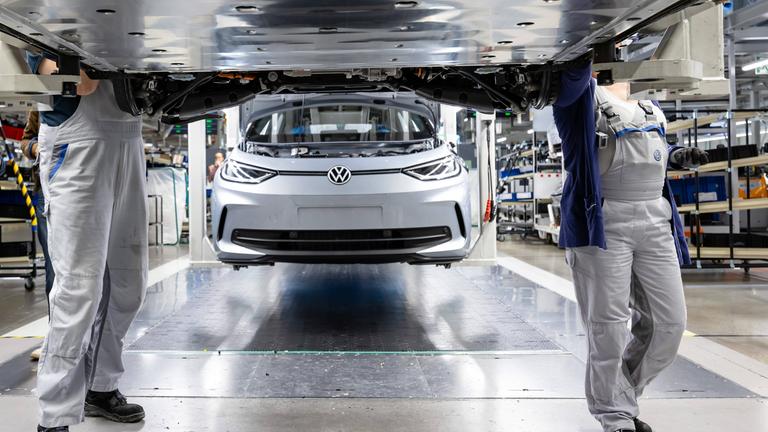 Symbolbild: Arbeiter in einer Montagehalle bei der Produktion von E-Auto VW ID.3 in Zwickau
