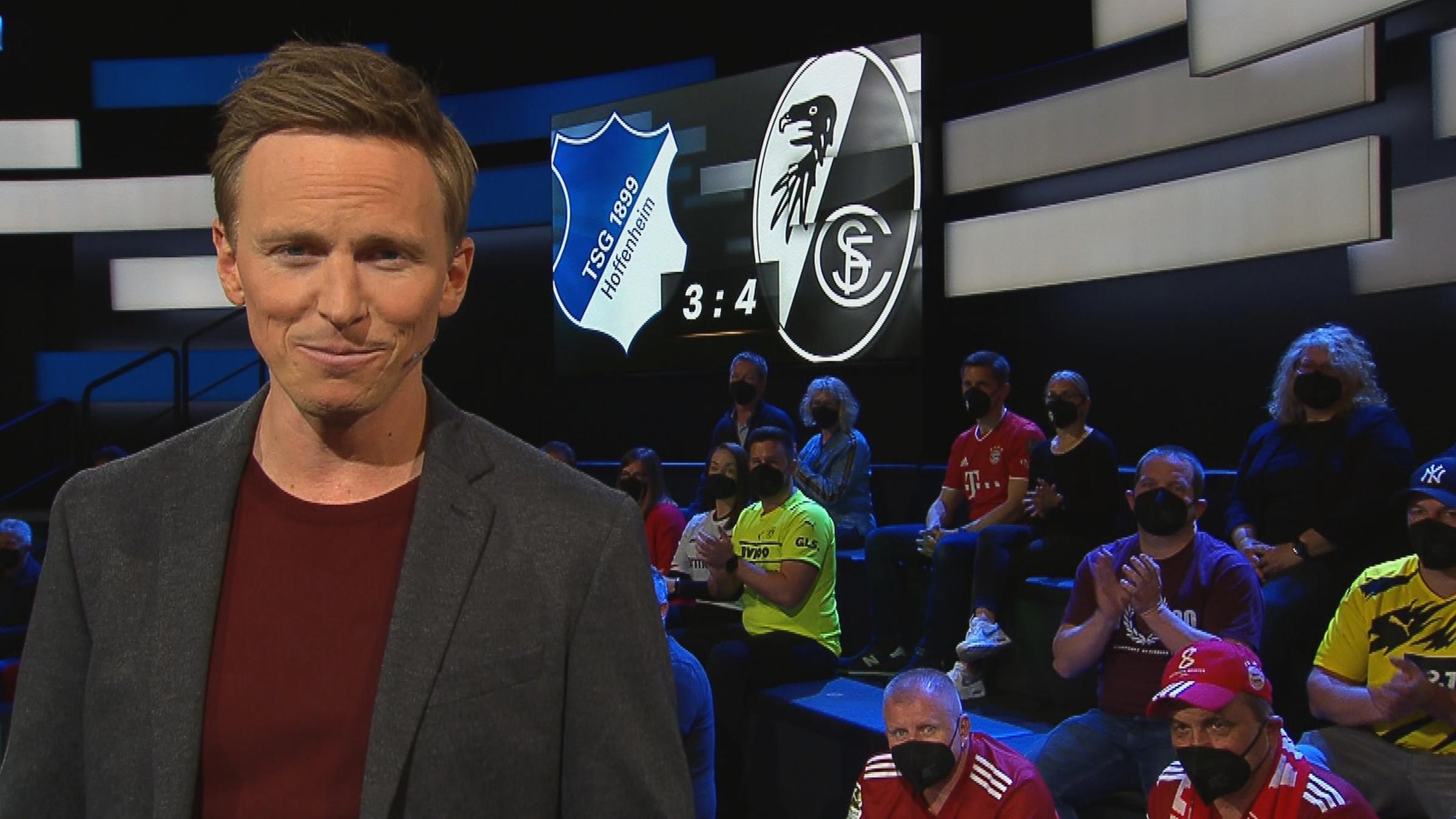Jochen Breyer moderiert das Ergebnis des Abendspiels TSG 1899 Hoffenheim gegen SC Freiburg