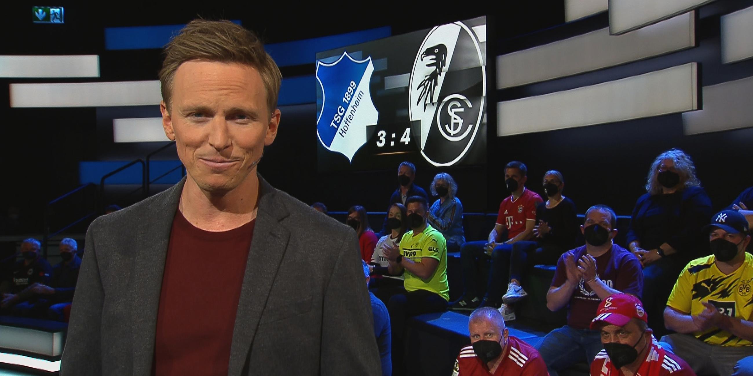 Jochen Breyer moderiert das Ergebnis des Abendspiels TSG 1899 Hoffenheim gegen SC Freiburg