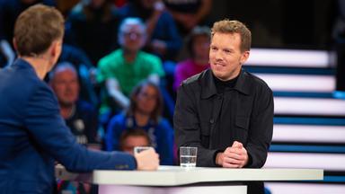 Jochen Breyer im Gespräch mit Julian Nagelsmann (r.)