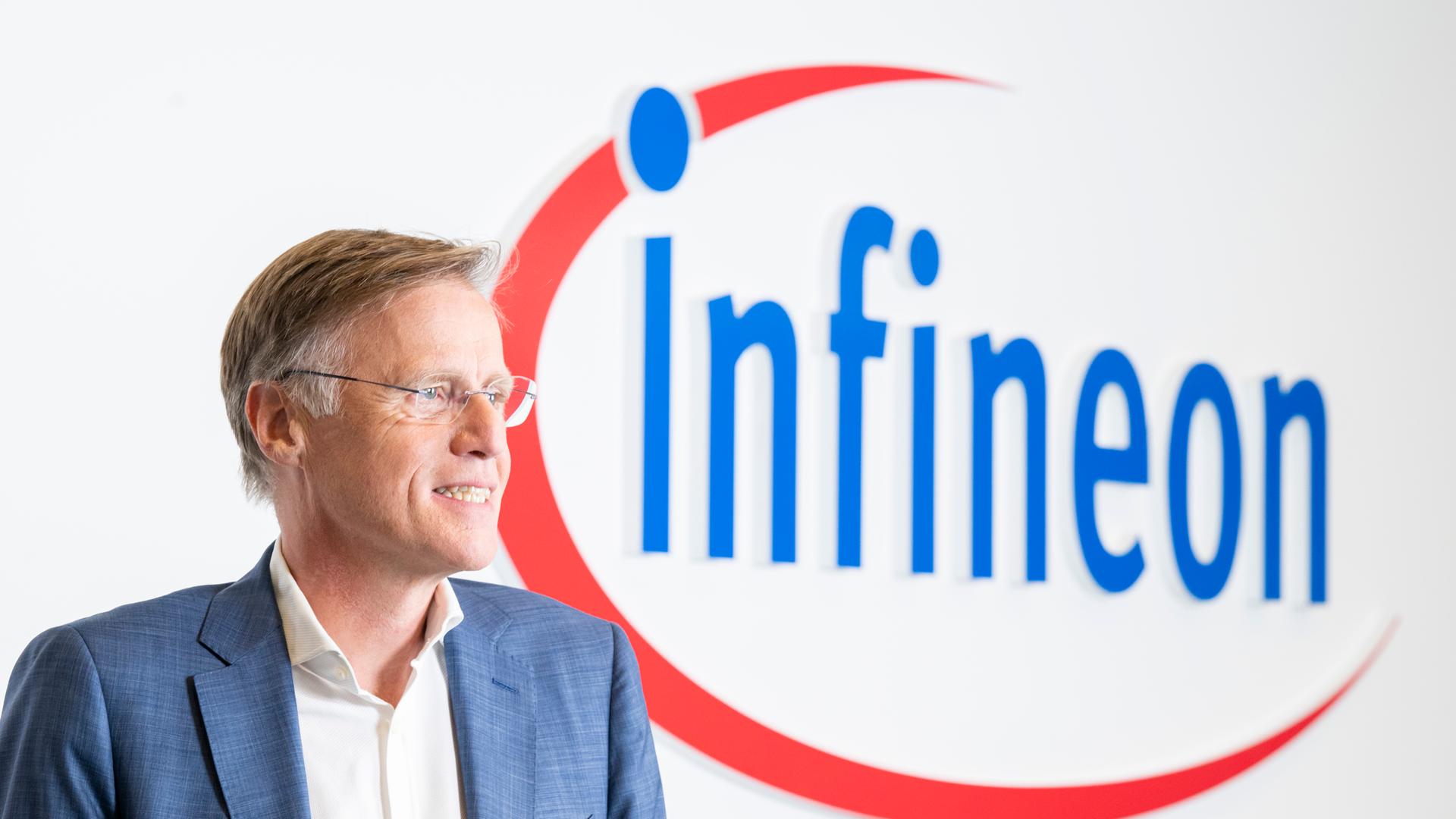 Jochen Hanebeck, Vorstandsvorsitzender der Infineon Technologies AG vor Beginn der Präsentation der Jahreszahlen 2024 des Halbleiterunternehmens.