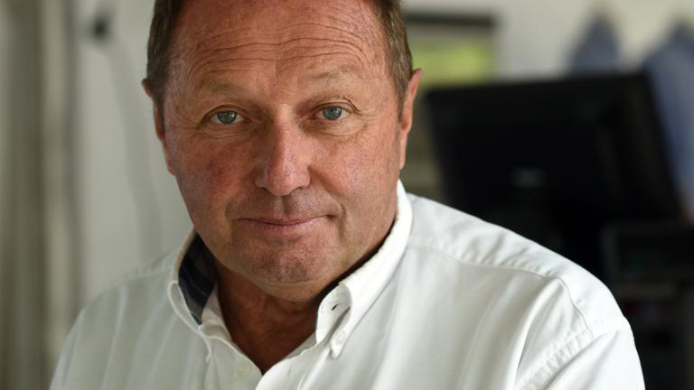 Der ehemalige deutsche Rennfahrer Jochen Mass bei einer Autogrammstunde am 06.08.2016.