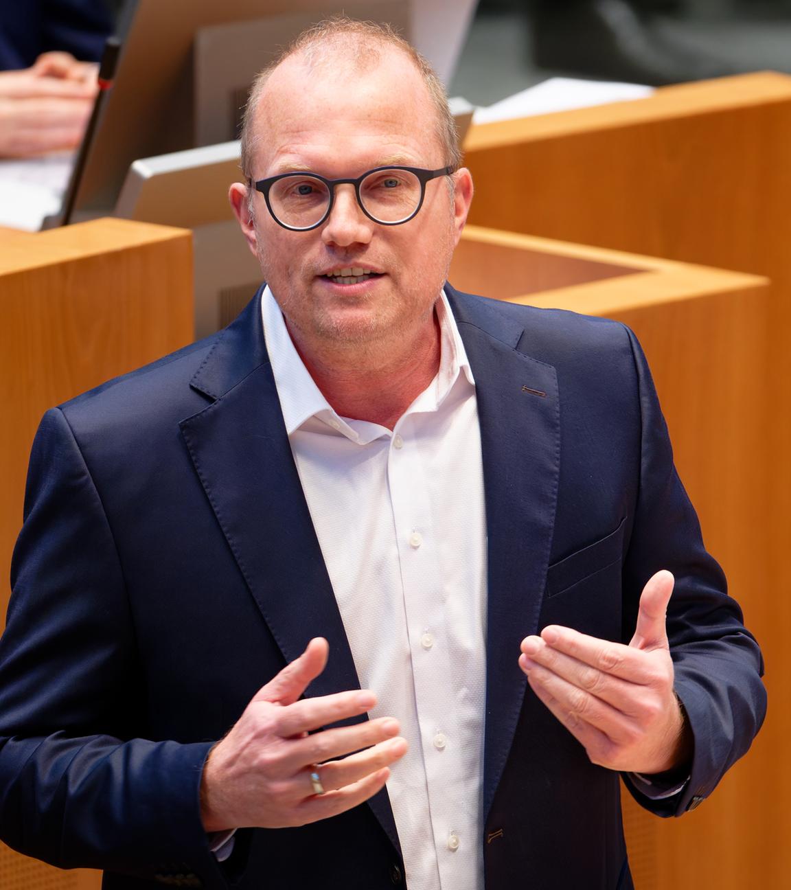 Der Fraktionsvorsitzende der SPD, Jochen Ott, spricht bei einer Plenarsitzung des Landtags Nordrhein-Westfahlen am 17.12.2025 in Düsseldorf. 