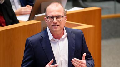 Der Fraktionsvorsitzende der SPD, Jochen Ott, spricht bei einer Plenarsitzung des Landtags Nordrhein-Westfahlen am 17.12.2025 in Düsseldorf. 