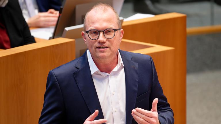 Der Fraktionsvorsitzende der SPD, Jochen Ott, spricht bei einer Plenarsitzung des Landtags Nordrhein-Westfahlen am 17.12.2025 in Düsseldorf. 