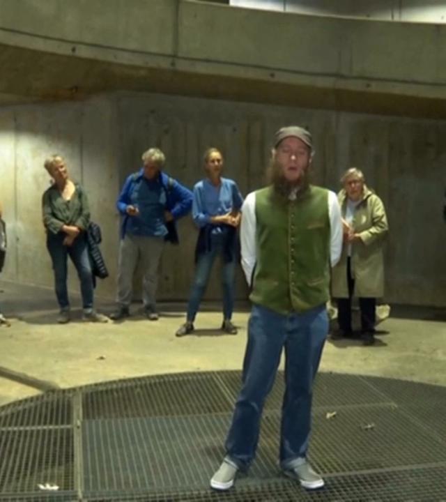 Hobby-Jodler singen in einer Tiefgarage.