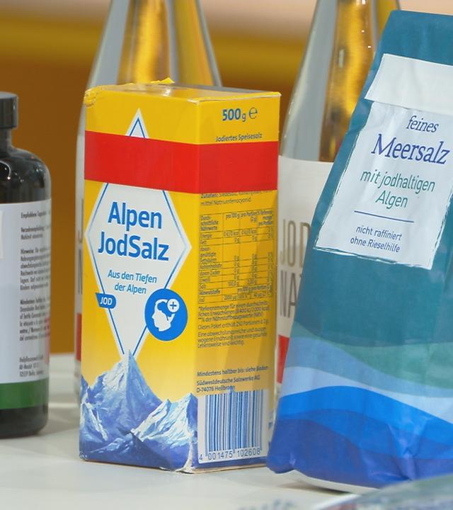 Verschiedene Salzsorten, unter aderem Jodsalz, stehen auf einem Tisch