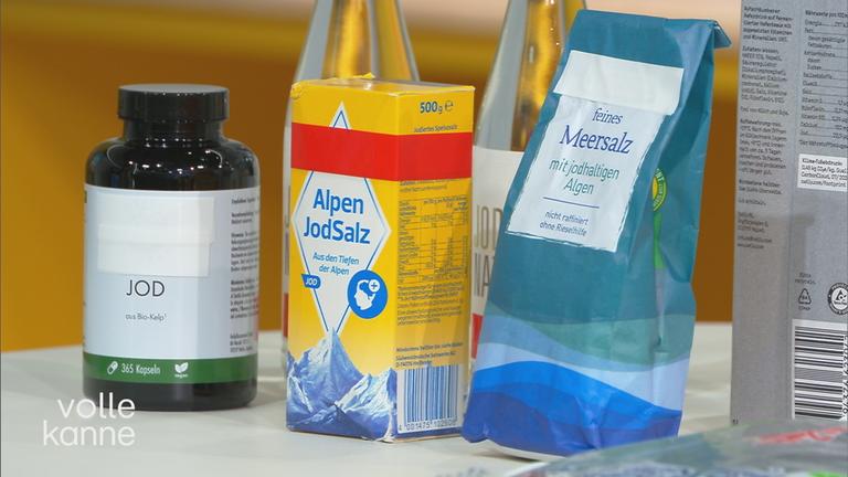 Verschiedene Salzsorten, unter aderem Jodsalz, stehen auf einem Tisch