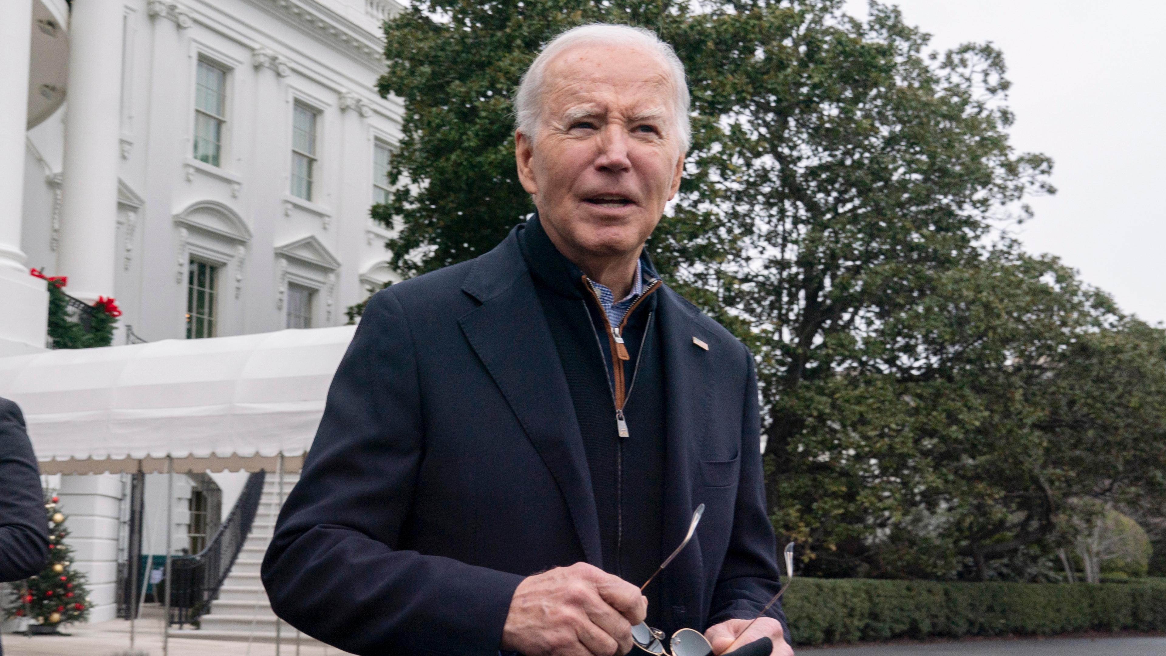 Joe Biden spricht mit Journalisten, während er das Weiße Haus verlässt, um die Weihnachtsfeiertage mit seiner Familie in Camp David zu verbringen am 23.12.2023.