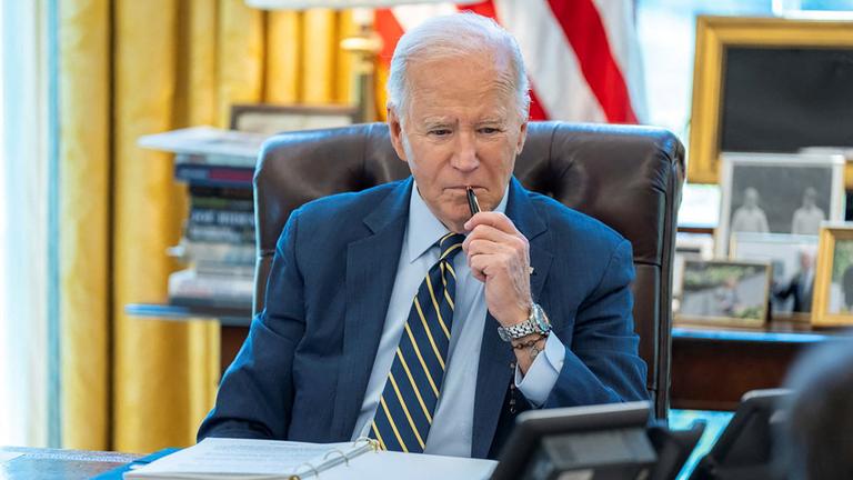 US-Präsident Joe Biden am Schreibtisch im Oval Office in Washington , aufgenommen am 4.04.2024